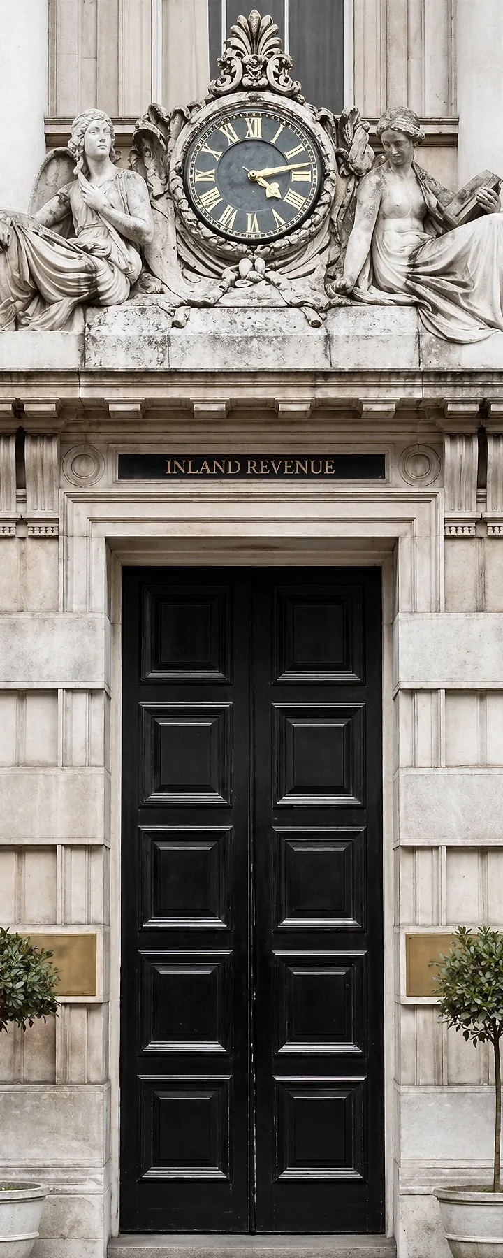 Классический фасад с часами